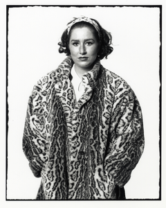 108342 Portret van een jonge vrouw in een imitatie-bontjas.